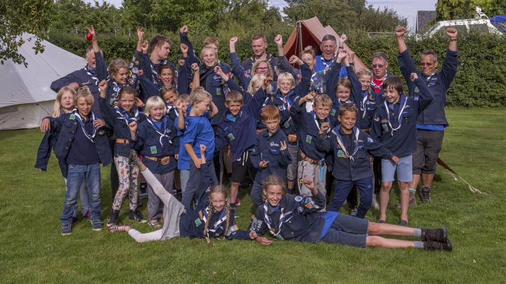 Hvidovrespejderne jubler fordi de har vundet en shelter