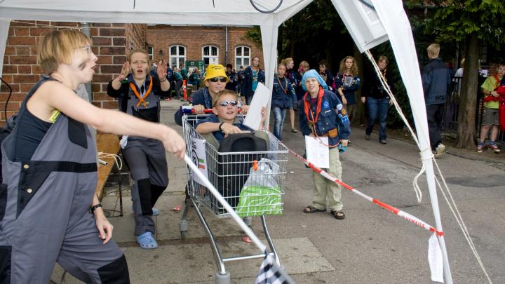 Spejdere der skal til at køre ræs med indkøbsvogn