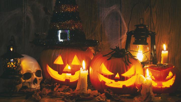 Græskarlygter og andet halloweenpynt