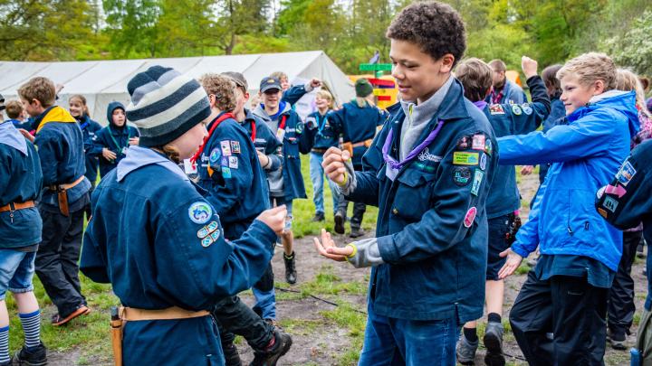 To spejdere der står overfor hinanden 