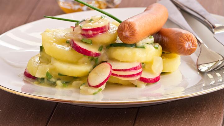 Pølser og kartoffelsalat