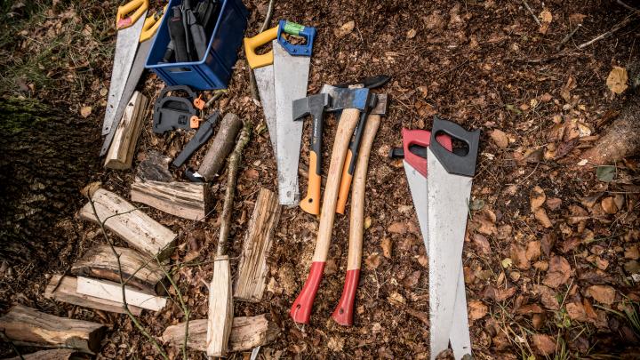 Værktøj på skovbund 