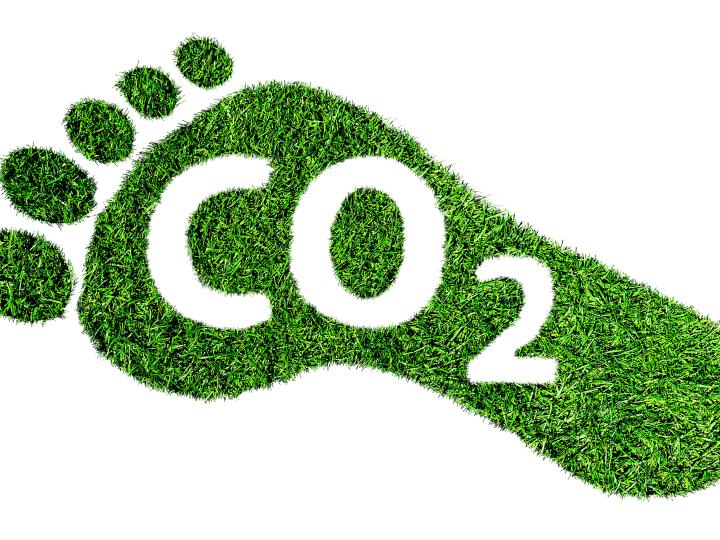 Fodspor med Co2 skrevet i