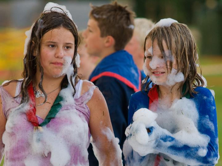 spejdere smurt ind i sæbe efter vandkamp