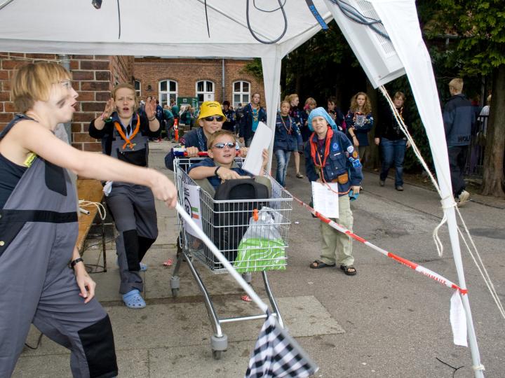 Spejdere der skal til at køre ræs med indkøbsvogn 