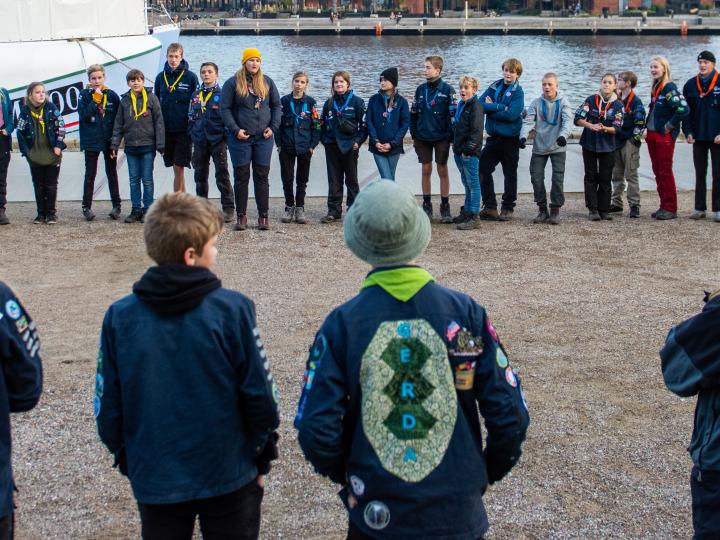 Spejdere der står i en rundkreds