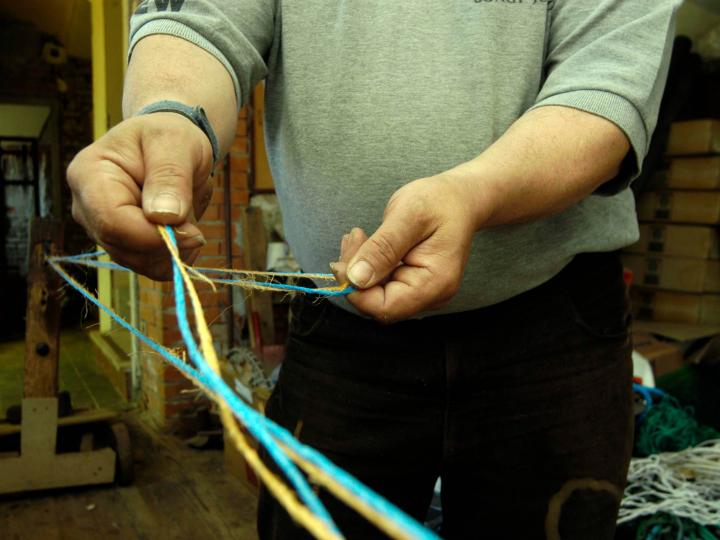 Person der laver reb på maskine