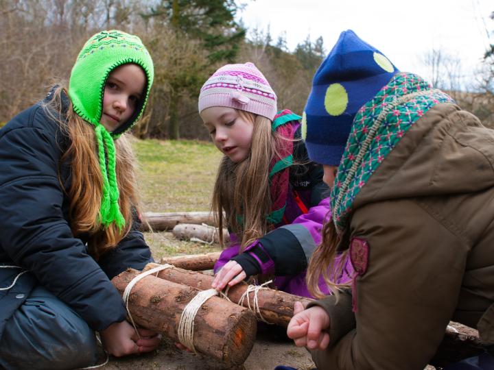 Børn der bygger stylter 