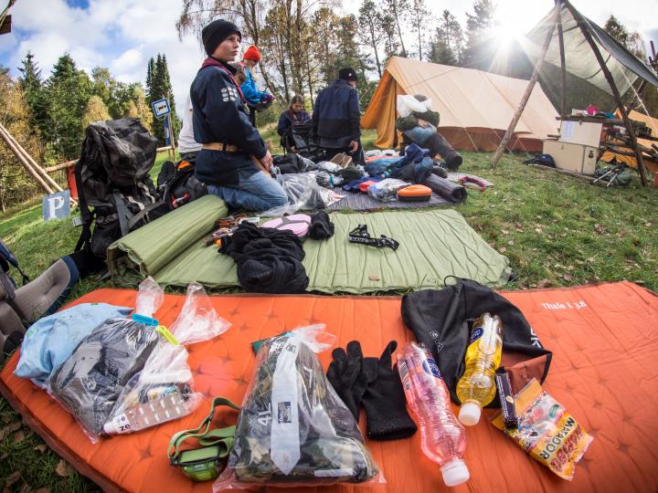 Spejdere der er ved at pakke rygsæk