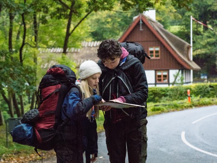 Spejdere på tur med kort