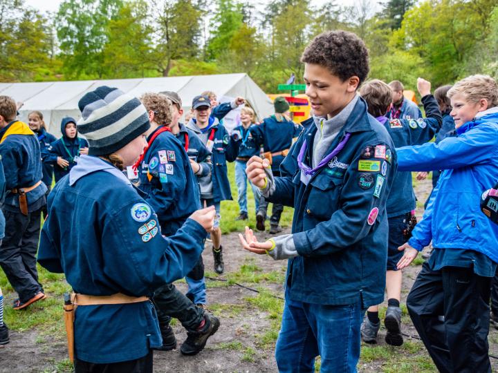 To spejdere der står overfor hinanden 