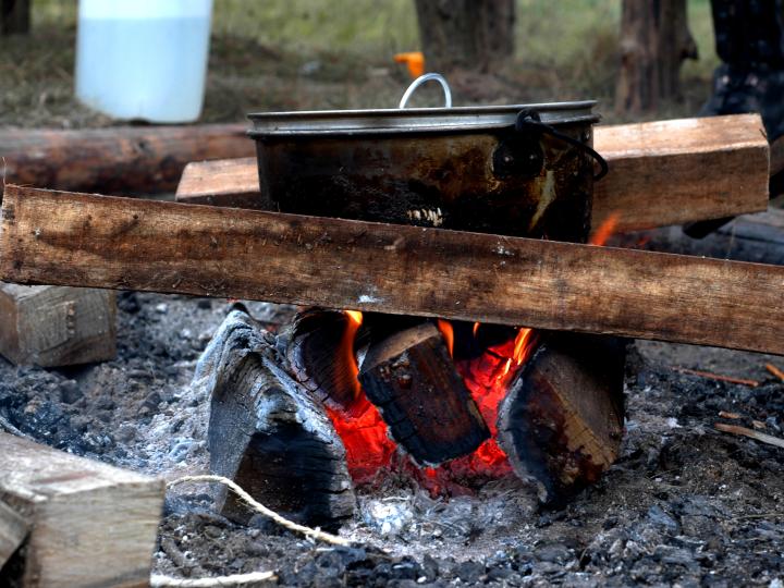 Spejdergryde over bål