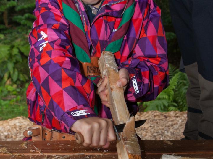 Spejderpige der snitter