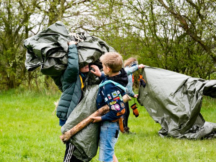 Spejdere der bakser med en pressening 