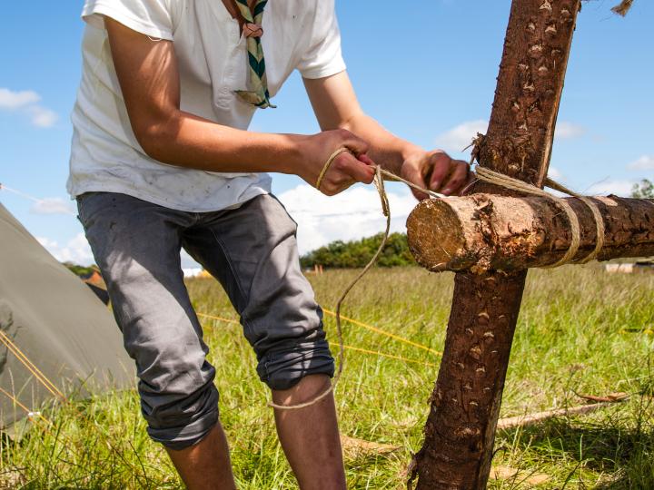 Byg en primitiv svedehytte