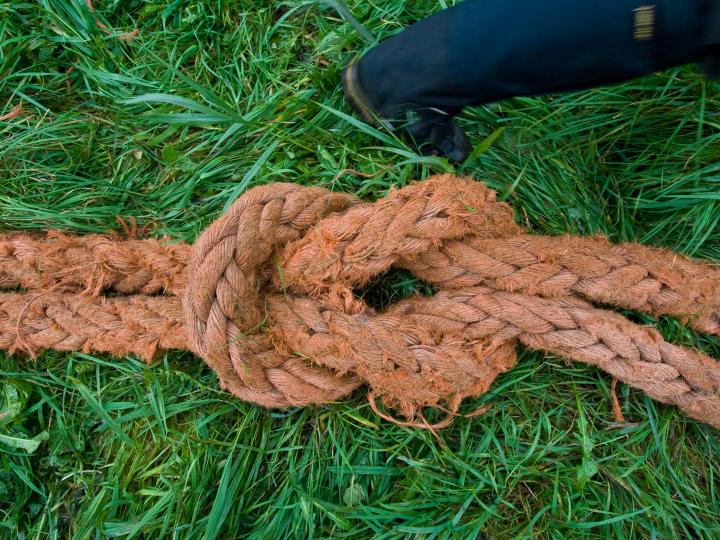 Bind knob med tæerne