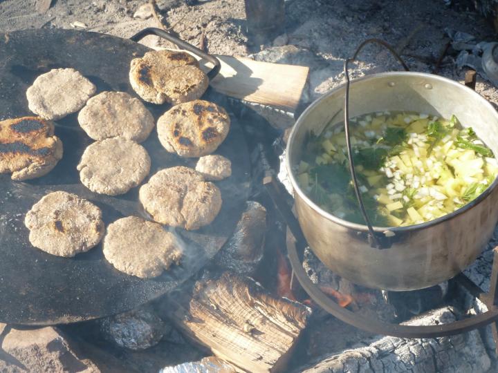 Fladbrød med skovens urter