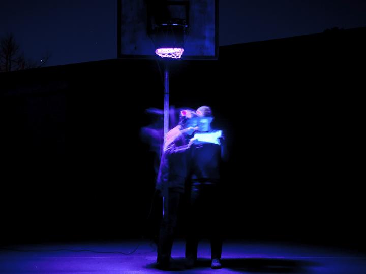 Find vej i mørke uv-lys